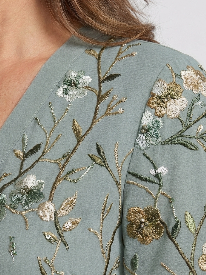 Evade | Robe maxi à manches courtes et décolleté en V floral